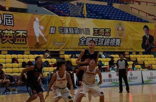  篮坛新星闪耀赛场展非凡实力