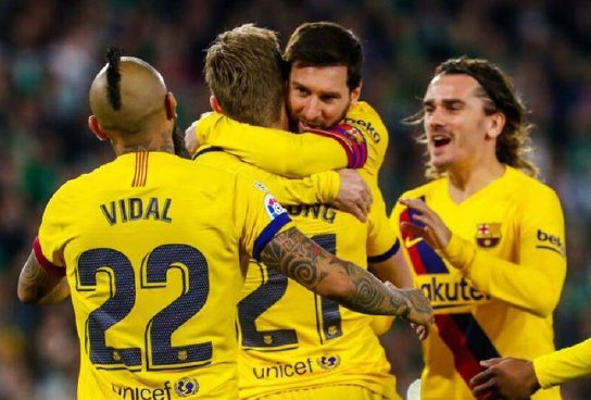  梅西帽子戏法助巴黎逆转取胜，领跑积分榜  