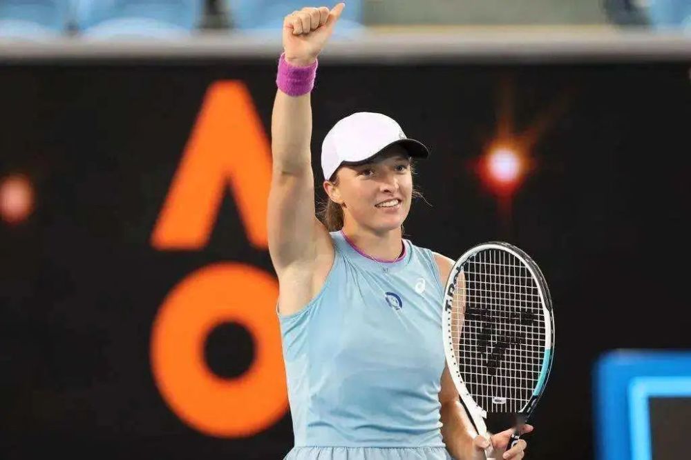  萨巴伦卡强势捧起澳网冠军奖杯