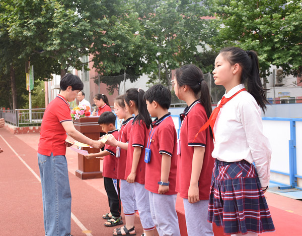  青少年足球锦标赛落幕，潜力新苗脱颖而出  