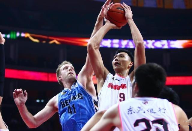  篮坛巨星闪耀全场率队豪取连胜