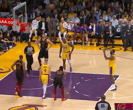  老将压哨三分绝杀，主场球迷陷入沸腾