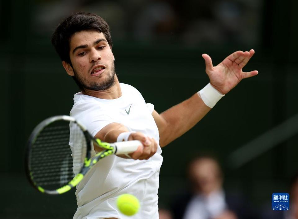  温网决赛巅峰对决，阿尔卡拉斯险胜夺冠